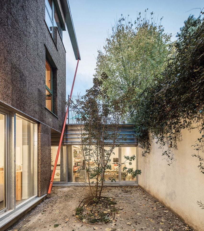 Courtyard of Madrid housing by Núñez Ribot